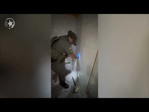 הלוחמים שברו את קירות הבית וחשפו נשק ותחמושת שהוסלקו בתוכם