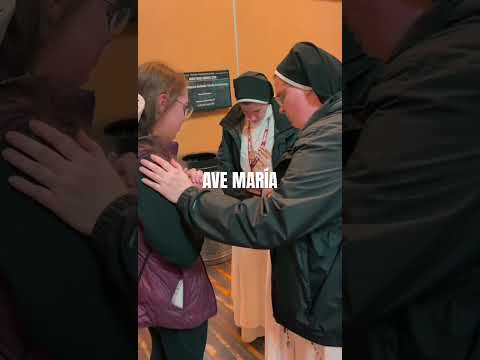 Un profundo momento de devoción compartieron los jóvenes del NCYC 2025 al rezar el rosario.