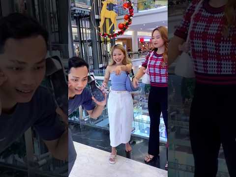 Tuker sandal cewek cantik dengan sepatu bayi lucu banget haha #shorts #funny #viralshorts
