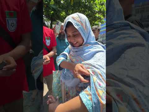 মিজানের মানবিক কাজের জন্য গ্লাস ও প্লেট উপহার নিয়ে আসলেন।