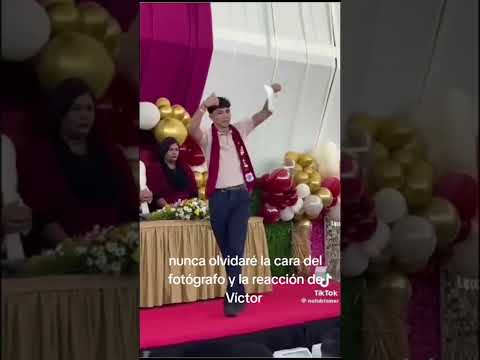 Joven rechaza saludo de Director en Graduación
