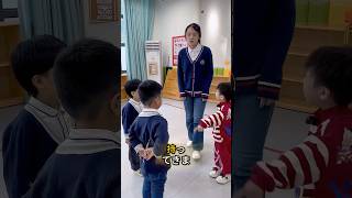 彼は学校への寄付について嘘をついた。 😡