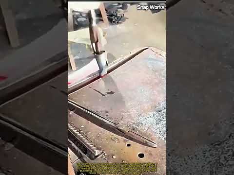 홈에 끼워 지렛대로 가열된 철판을 평평하게 펴는 원리 #worker #process #ironsmith #workshop #bladesmith