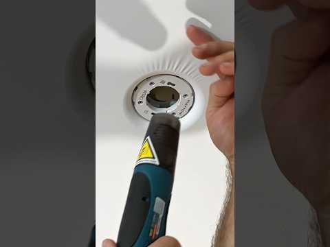 Установка светильника в натяжной потолок #натяжныепотолки #ремонтпотолка