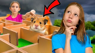 Nastya và chú chuột hamster trốn thoát khỏi mê cung bìa cứng