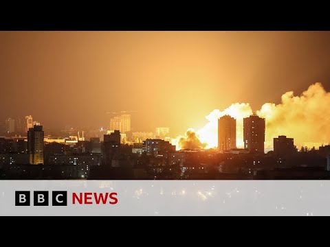 Ukraine says three killed in Russian attack on Kyiv | BBC News