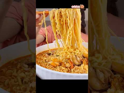 SPICY RAMEN NOODLES, CRUNCHY SPICY KIMCHI 🤤 ©️ [AmiAmi]아미아미