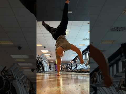 Push power ๐ฅ๐ช #handstand #calisthenics #fyp