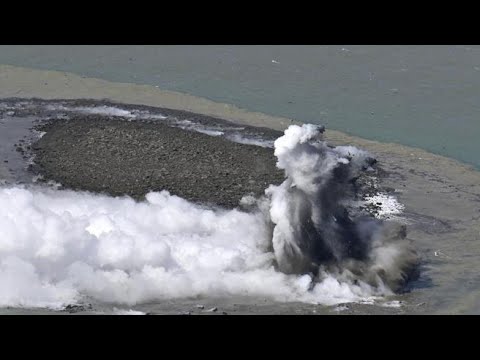 In Giappone un’eruzione vulcanica fa nascere una nuova isola: il video