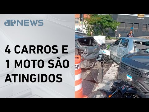 Carro de luxo causa engavetamento na Zonal Sul de SP