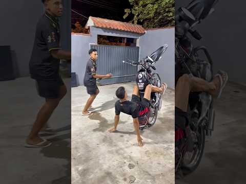 Arrastando as duas mãos no quintal