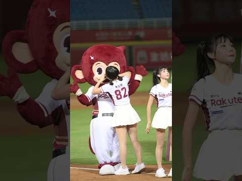 Rakuten Girls 李多慧이다혜 ,  欺負猴子的多慧, 直接咬猴子 ...0815 Taiwan  .lee dahye