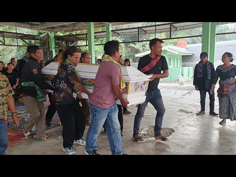ACARA SELESAI SUAMI berikan BUNGA TERAKHIR UNTUK MAMAKNYA..KITA SEMUA PULANG kerumah