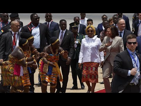 نائبة الرئيس الأميركي كامالا هاريس  تصل إلى غانا في مستهل جولة إفريقية