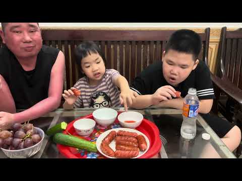 Thử thách ăn đĩa xúc xích siêu to