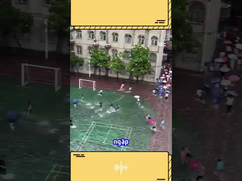 Sân thể dục ngập nước