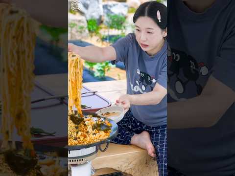 시골 평상에서 해물라면