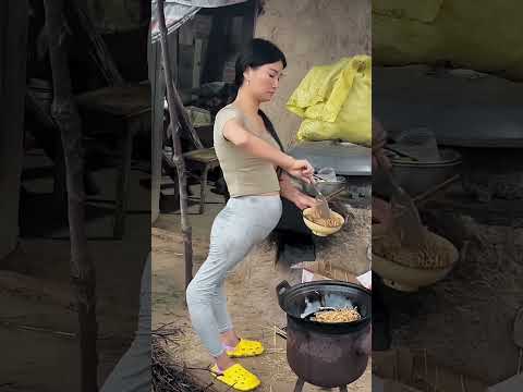 Cô gái còng chân chăm sóc bà bị ốm