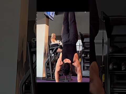 The Girl Behind Him Couldn’t Stop Watching Him👀#freestyle #motivation  #calisthenics #reaction