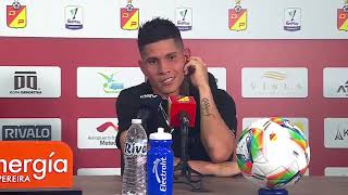 El DT Javier Gandolfi y Jorman Campuzano, luego de la derrota 2-1 con Deportivo Pereira #LigaBetPlay
