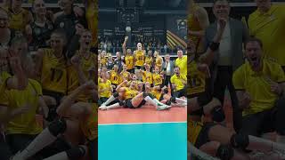 Ve işte o muhteşem galibiyet pozu! 💪Kaptan Zehra Güneş, kayarak olaya dahil oluyor! 😎#TRTSporDijital