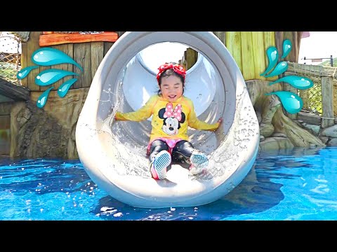 Boram Mau Berenang - Kids Playing Water Slide In The Swimming Pool