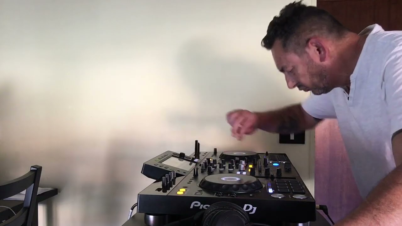 DJ MAURO