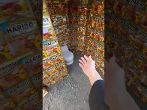 お菓子で囲まれた便所に行ったら甘い香りがする物体を手にすることができ可能性を知る