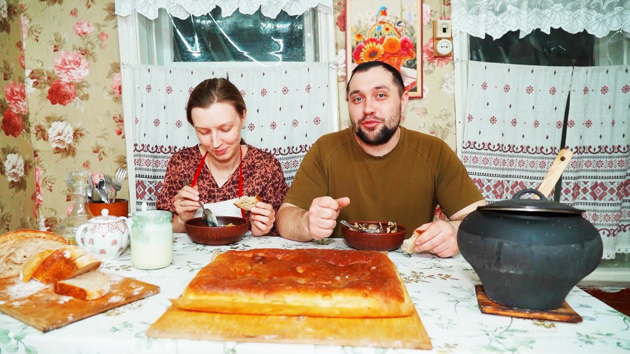 Работа в бане продолжается - муж колет, жена складывает - привез сено скотине - пирог с минтаем