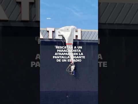 Rescatan a un paracaidista tras quedar atrapado en la pantalla gigante de un estadio