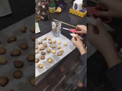 何かを作っているようです #アイシングクッキー