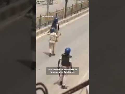 Suspenden a policía en la India tras disparar su arma hacia una multitud de manifestantes