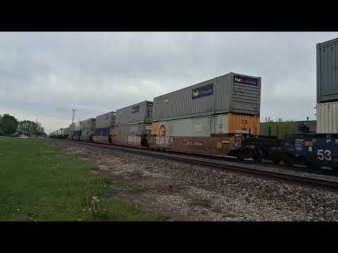 BNSF 3900 leads a fast Z train through Downtown Mazon, IL