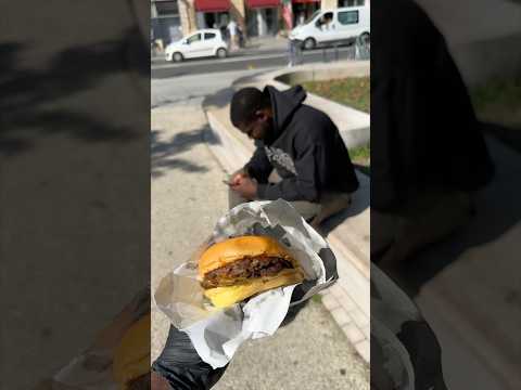 Qui peut le manger en 3 crocs ? 😳 #burger #blackandwhiteburgerbordeaux #bordeaux