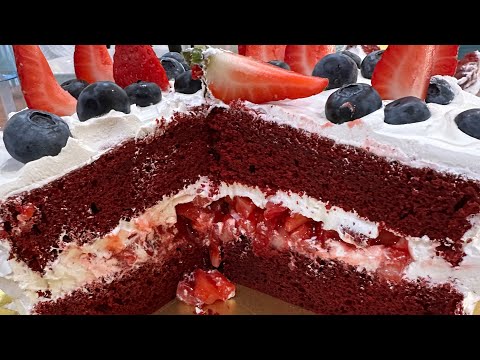 Pastel red velvet relleno de fresas