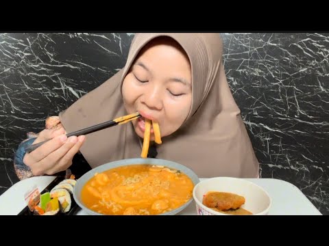 MAKAN APA HARI INI, HARI INI MAKAN MIE DENGAN TAMBAHAN TOPPOKI DICAMPUR SAJA MALAH JADI ENAK