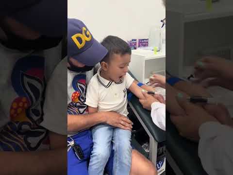 #viral Niño reacciona cuando lo inyectan 😅🫢🙈 jajaja #humor #colombia #shorts #fyp 🤣🤣🤣