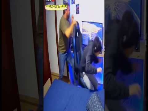 Pai quebra tv do filho após ele ficar o tempo todo jogando 😱🤣🤣 #tiringa #memes #humor #comedia