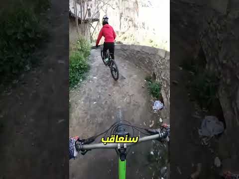 حاول ركوب دراجته نزولًا عبر الدرج… وما حدث بعدها كان جنونيًا! 😱🚴‍♂️💥