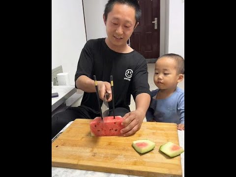 爸爸花式切瓜，这样才过瘾#搞笑父子 #父子日常