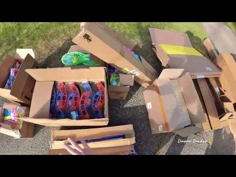 Employees threw away the whole store !! Real Life Dumpster Diving