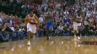 Lamarcus Aldridge tackled by Nick Collison