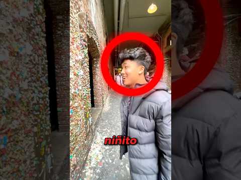 脡l lami贸 un chicle de la pared. #curiosidades #shorts