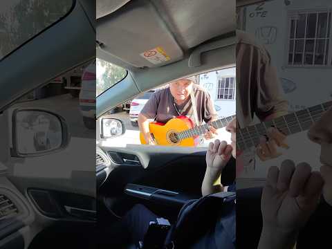 Detuve a este m煤sico en la calle por esta raz贸n 馃槨