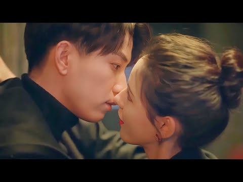 【MUTIL SUB】女神酒吧壁咚小奶狗弟弟，小奶狗陷入愛河吻了上去#chinesedrama #drama #love #张予曦