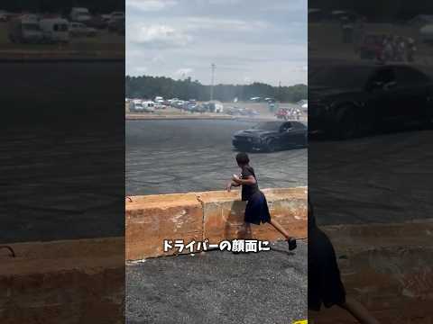 ドライバーの顔面に直撃