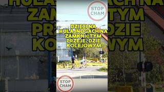 Dzieci na hulajnogach na zamkniętym przejeździe kolejowym