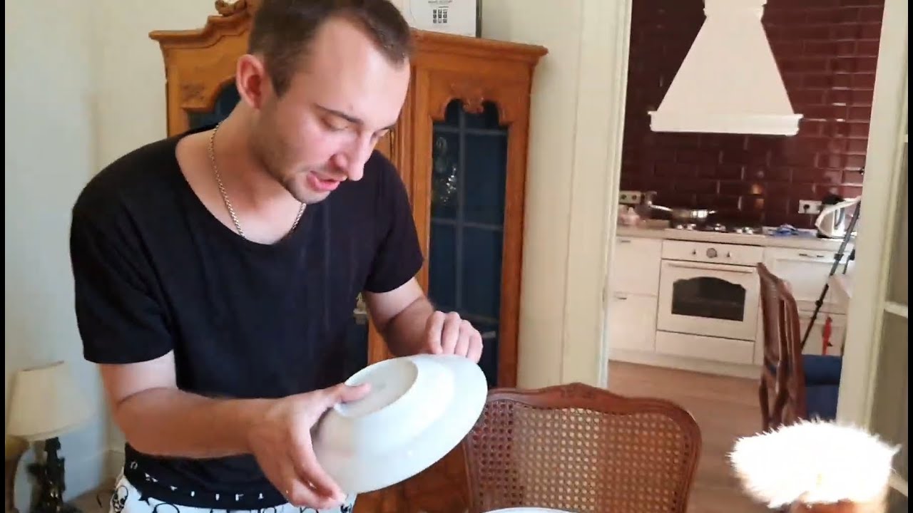 Дима сосед принес посуду. помогите