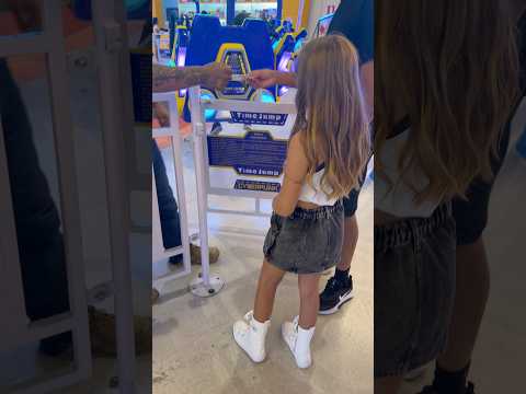 Tadinha Clarinha não gostou do brinquedo