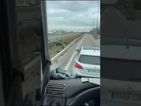 yo me llevo el peugeot por delante, o meto marcha atrás